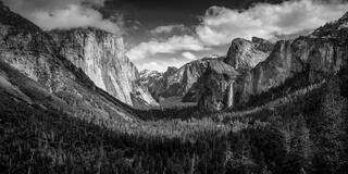 A panoramic view of Yosemite Valley from the tunnel view overlook